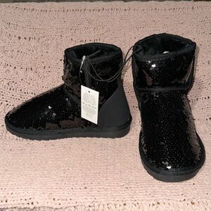 Kids/Toddler/Little Kids. Size 2 Winter Boots Brand New. Easy on and off.